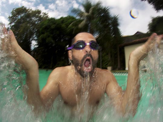  FRANK KALERO _ río de janeiro, señor con gafas saliendo del agua 